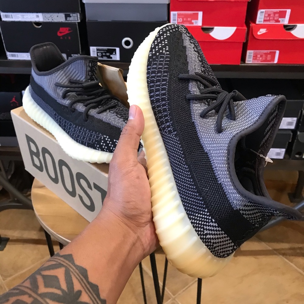 ‼️🚨 Adidas Yeezy Boost 350 V2 CARBON. Men’s size 10. 🚨‼️